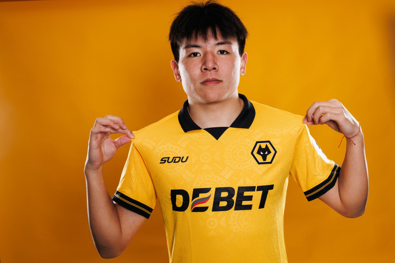 徐彬身披狼队球衣。 狼队足球俱乐部官方图