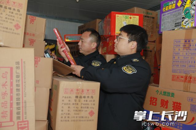 千余件烟花爆竹非法囤放在城区，开福区及时处置除隐患。  长沙晚报全媒体记者 舒元臻 摄