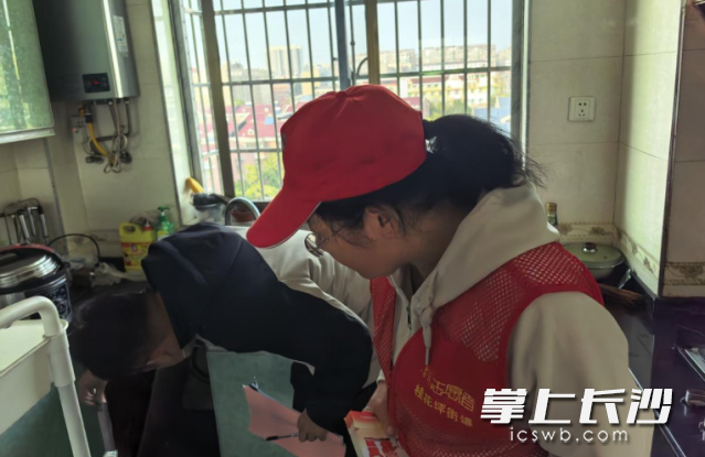 天心区深入开展“查隐患、送平安”入户走访行动,将精准化安全服务直接送达居民家中。 长沙晚报通讯员 宋进源 供图 天心区深入开展“查隐患、送平安”入户走访行动,将精准化安全服务直接送达居民家中。 长沙晚报通讯员 宋进源 供图