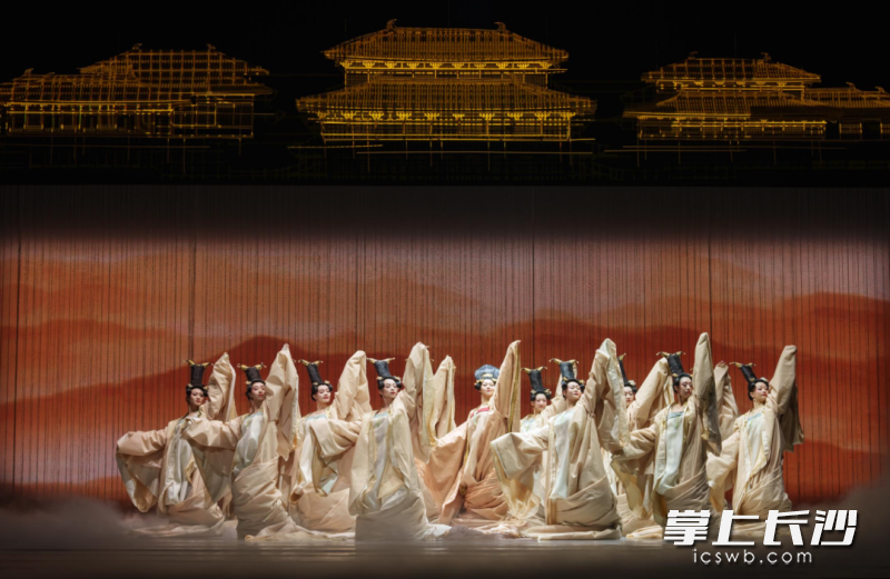 现象级舞剧《杜甫》升级版4月抵长。 现象级舞剧《杜甫》升级版4月抵长。