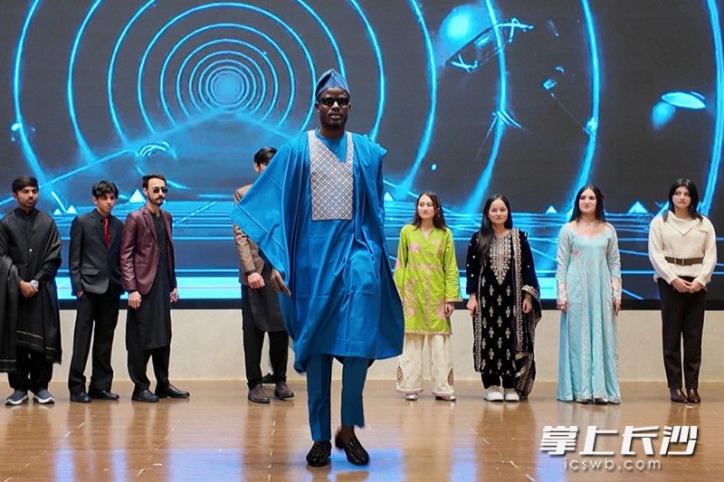 留学生们身着各国特色服饰在舞台上自信展示。 留学生们身着各国特色服饰在舞台上自信展示。