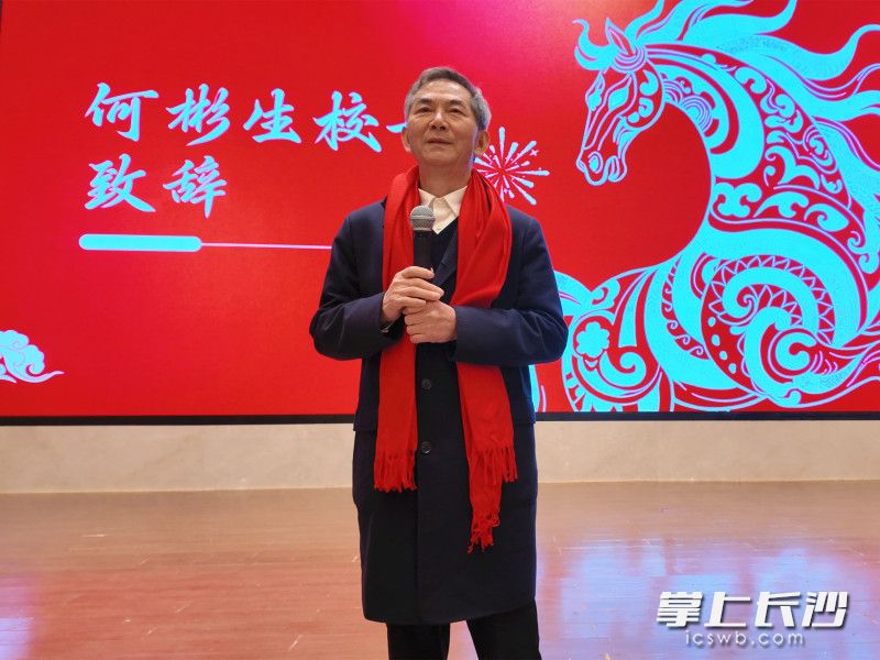 长沙医学院校长何彬生向留学生送上最诚挚的春节祝福。 长沙医学院校长何彬生向留学生送上最诚挚的春节祝福。