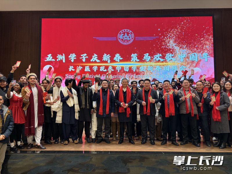 长沙医学院校领导为在华留学生送上最真挚的春节祝福。 长沙医学院校领导为在华留学生送上最真挚的春节祝福。