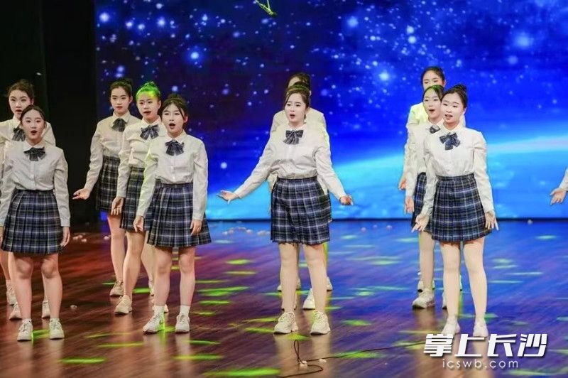 湖南师大附中校园文化艺术节上,该校红枫艺术团初中团带来精彩表演。 湖南师大附中校园文化艺术节上,该校红枫艺术团初中团带来精彩表演。