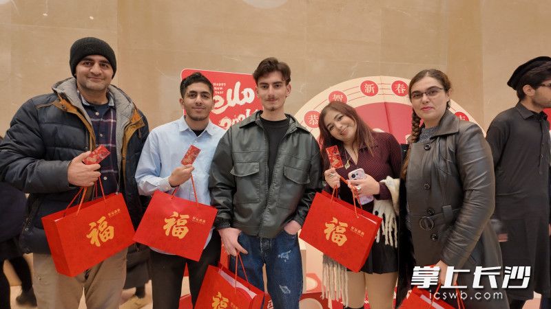 留学生们收到来自学校的春节祝福,开心合影。 均为长沙晚报全媒体记者张炎炎、通讯员王珺摄 留学生们收到来自学校的春节祝福,开心合影。 均为长沙晚报全媒体记者张炎炎、通讯员王珺摄