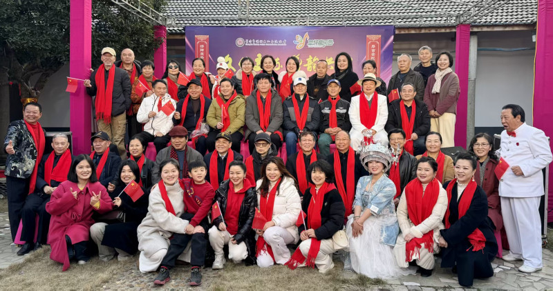 演出嘉宾合影 均为主办方 供图 演出嘉宾合影 均为主办方 供图