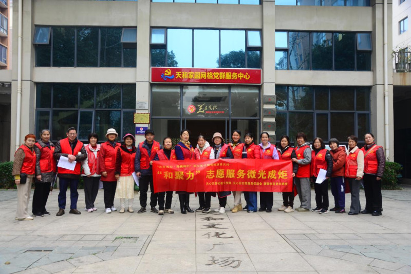 敲门行动志愿者合照。