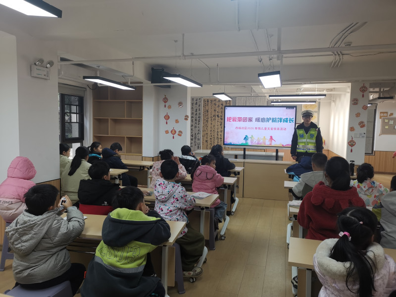 一线交警为孩子们讲授道路交通安全知识。