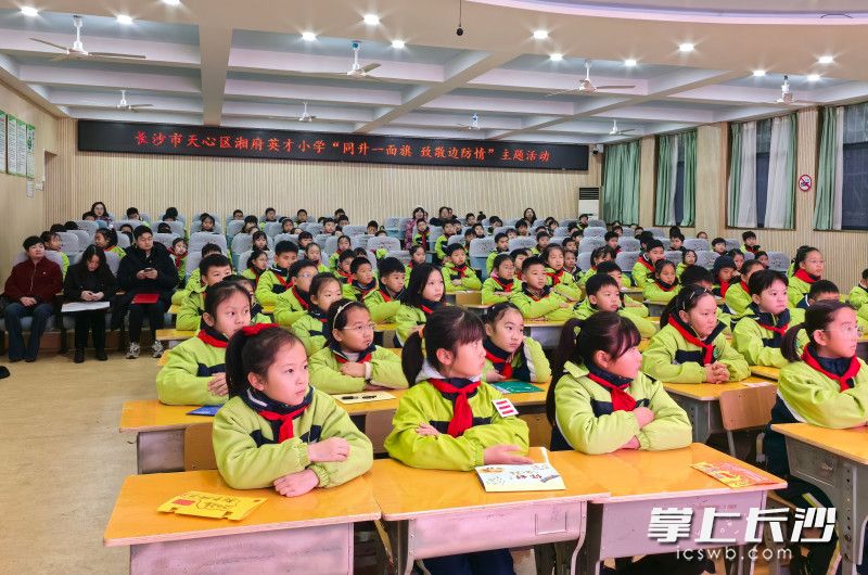 孩子们凝神聆听,眼里充满崇敬与感动。 孩子们凝神聆听,眼里充满崇敬与感动。