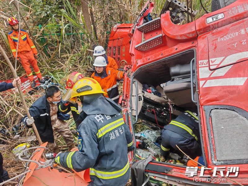 消防救援人员正在营救被困人员。