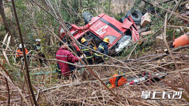 图为事故现场。 均为长沙晚报通讯员 王磊 摄