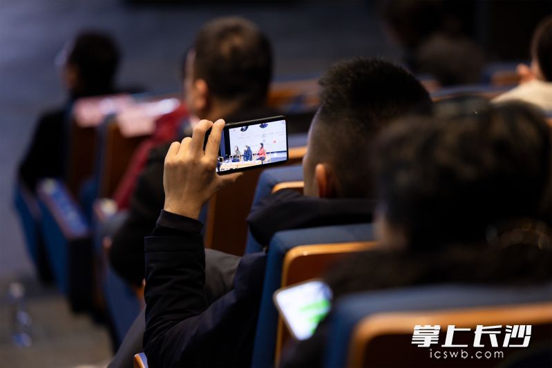 有听众在沙龙现场直播。