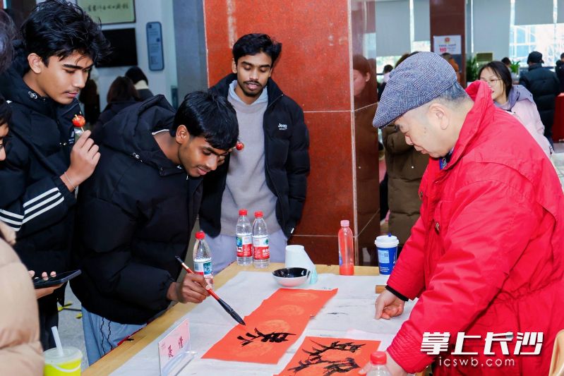 外国留学生体验中国书法。 外国留学生体验中国书法。