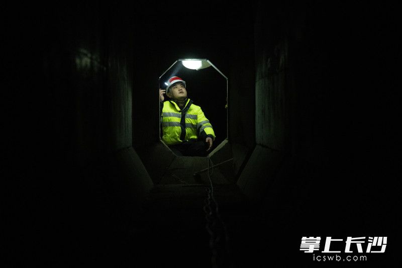 工作人员还需要爬进桥梁内部不足一米宽的结构之中布置线缆。