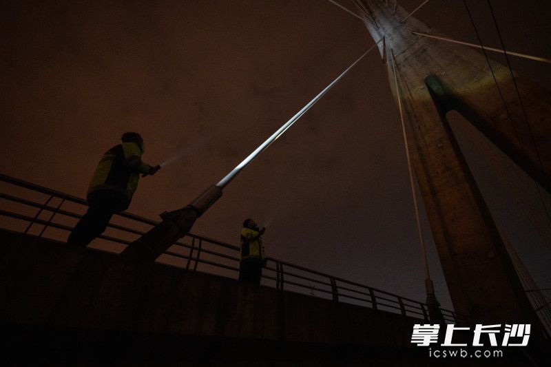 目前，白天的数据采集与分析仍在持续，检测人员克服冬季作业困难，运用无人机等科技手段对斜拉索等关键部位开展细致外观检查，同步精准收集列车通行时的桥梁动态响应信息。