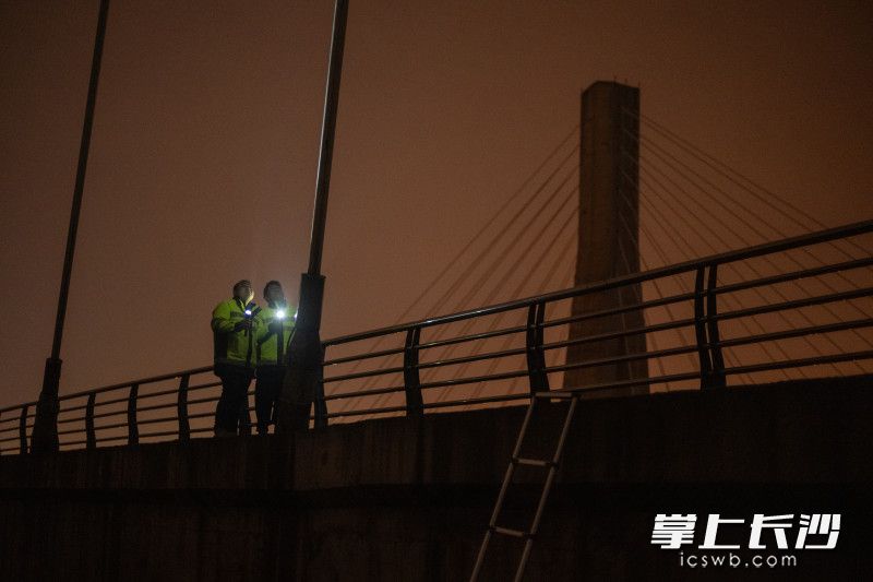 1月31日凌晨，在长沙市西北上行联络线特大桥上，一场守护高铁“生命线”的特殊“体检”正紧锣密鼓开展。均为 长沙晚报全媒体记者 黄启晴 摄
