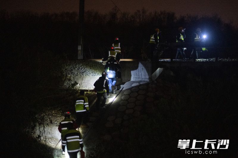 凌晨1点27分，长沙高铁工务段长沙南路桥车间长沙南路基维修工区13名作业人员利用“天窗”时间展开检测。