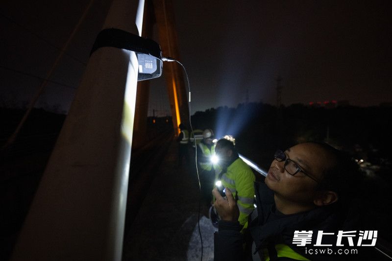 在拉索上布置的感应装置可以监测桥梁拉索情况。