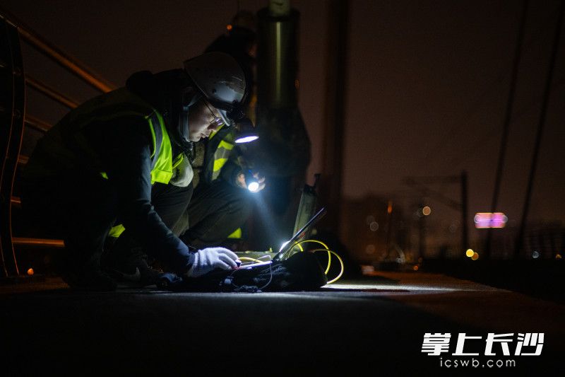 安装调试设备、检测拉索及桥梁状态。