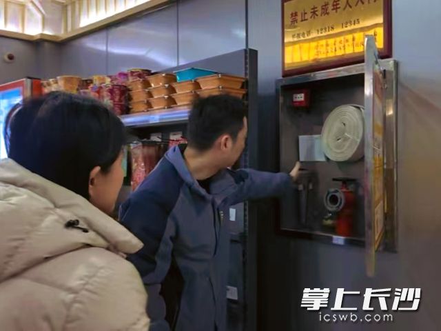 工作人员现场检查消防器材是否可用。 工作人员现场检查消防器材是否可用。