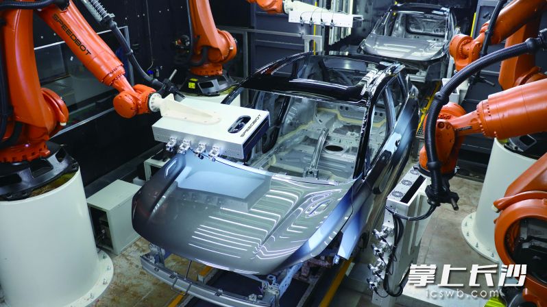 视比特的机器人在汽车产线上工作。均为受访企业供图