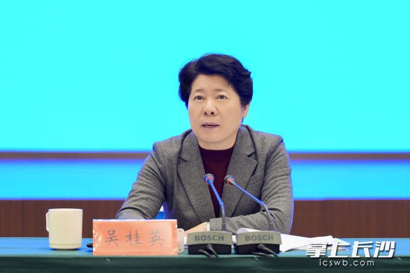 省委常委、市委书记吴桂英出席会议并讲话。 省委常委、市委书记吴桂英出席会议并讲话。