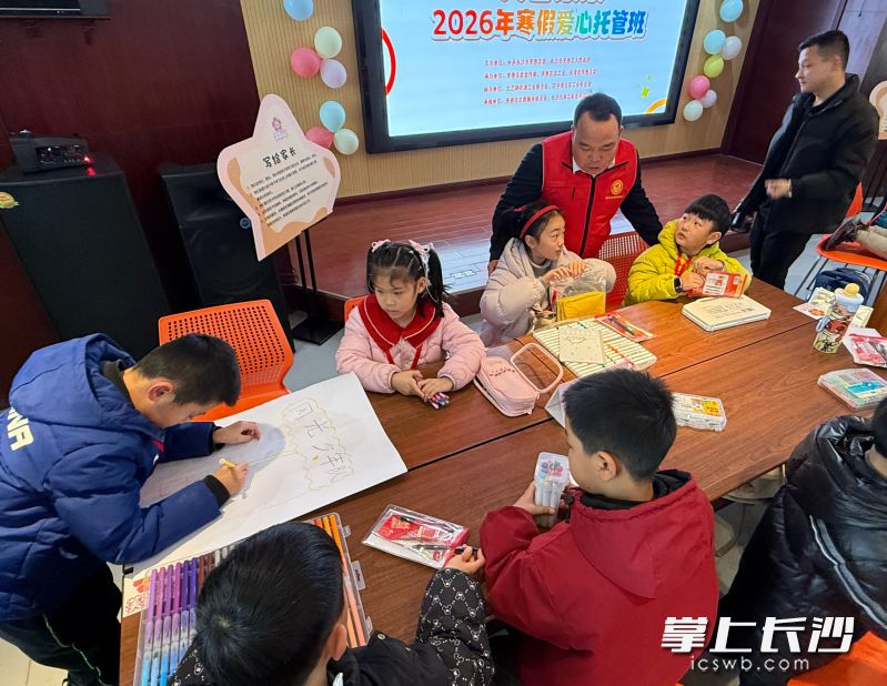 孩子们正在“我们的战队”合作中绘制“团队海报”。 孩子们正在“我们的战队”合作中绘制“团队海报”。