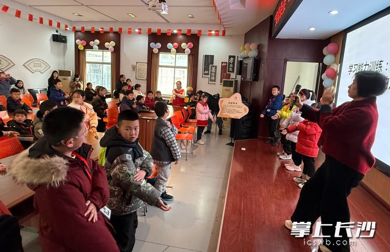 孩子们进行学习能力训练。 孩子们进行学习能力训练。