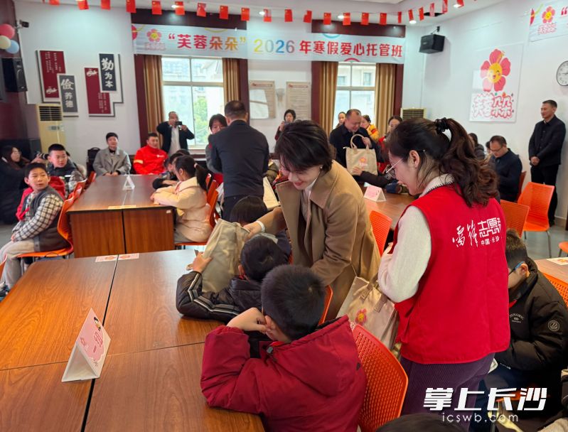 芙蓉区委书记崔晓一行为孩子们送上装满文具、绘本的学习爱心包。 芙蓉区委书记崔晓一行为孩子们送上装满文具、绘本的学习爱心包。