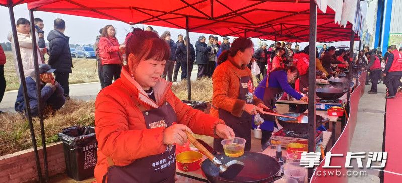 村民大展厨艺。 均为长沙晚报全媒体记者周小华、通讯员陈志桃摄