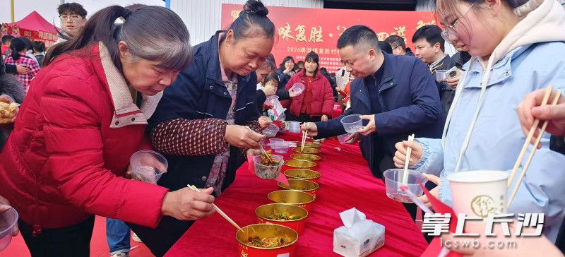 村民品尝参赛菜肴。