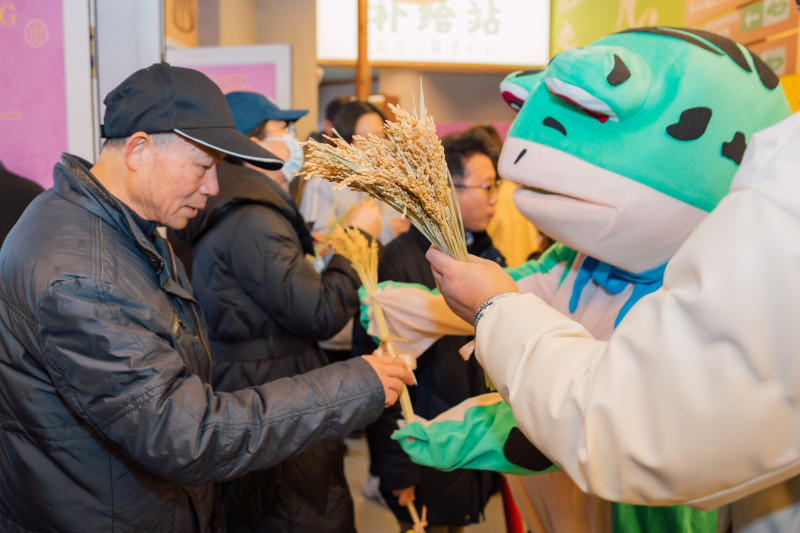 向市民派发大麦。 向市民派发大麦。