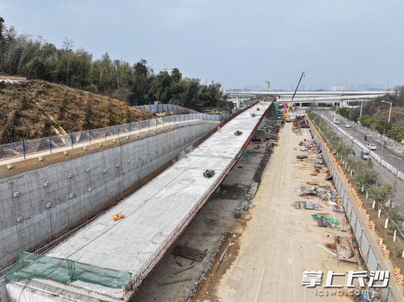 东高架匝道配套及附属工程包括望城大道沿线桥梁、高边坡施工以及马桥河路沿线拓宽等建设内容。