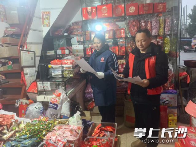 工作人员开展消防安全上门宣传与隐患排查整治工作。