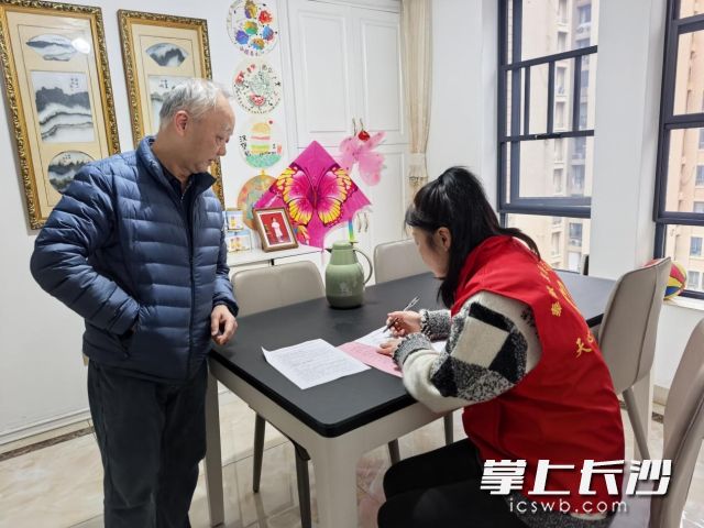 工作人员为特殊人群建立“一人一档”关爱台账。  均为通讯员供图