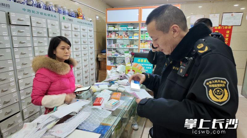 工作人员检查医疗机构药品进货凭证。 均为长沙晚报全媒体记者周辉霞摄 工作人员检查医疗机构药品进货凭证。 均为长沙晚报全媒体记者周辉霞摄
