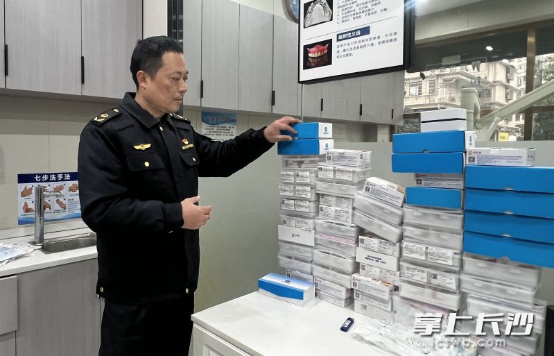 长沙市市场监管部门对医疗机构的药品、医疗器械质量安全进行突击检查。 长沙市市场监管部门对医疗机构的药品、医疗器械质量安全进行突击检查。