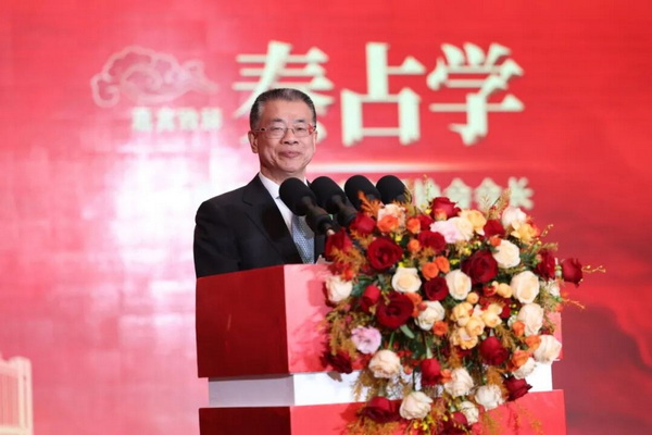 中国建筑材料流通协会会长秦占学致贺词。