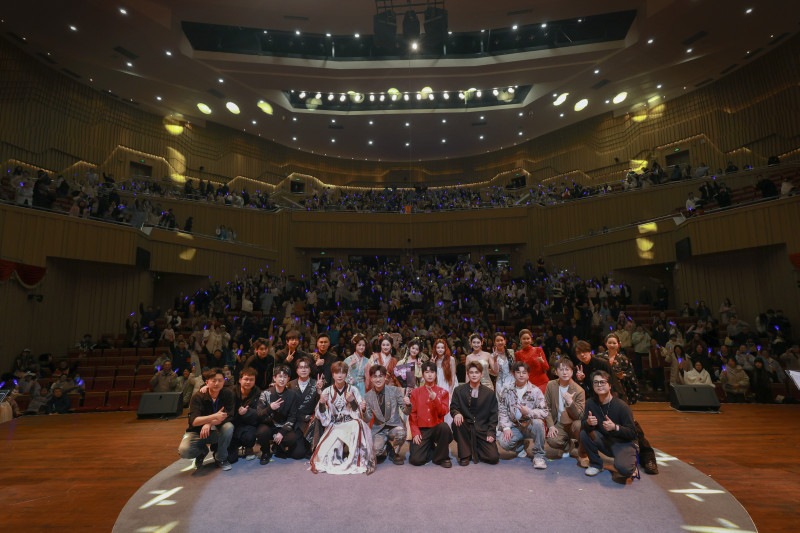 全体演出歌手、乐手和观众拍下大合影。