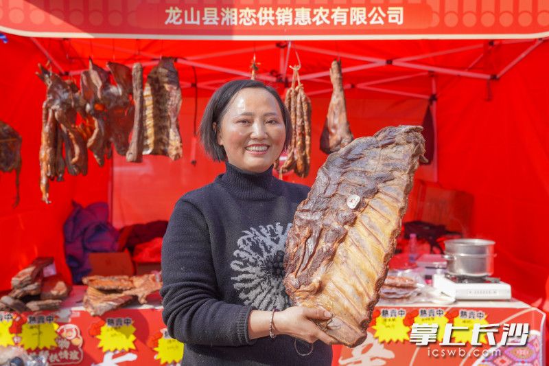 用当地土猪肉制作的龙山腊肉。