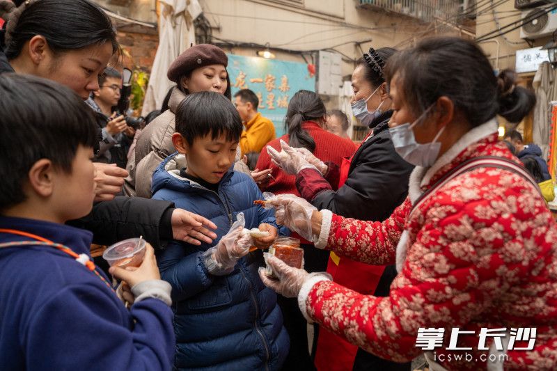 现捶糍粑配龙山霉豆腐，成现场爆款美味。