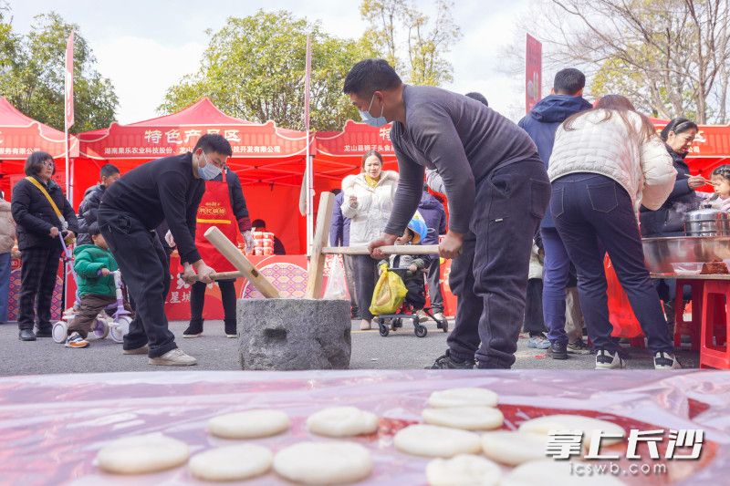 特设糍粑手工捶打体验，市民可亲身参与。