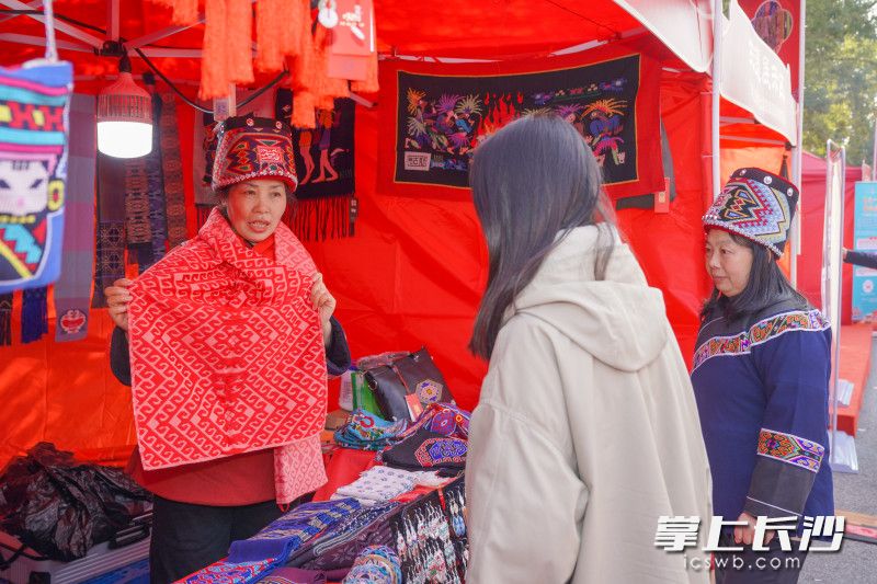 美丽的土家织锦“西兰卡普”。