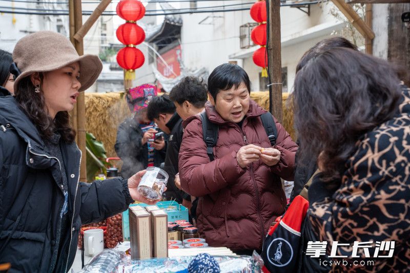 现场人头攒动，众多市民前来选购龙山特色好物。