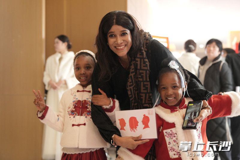 嘉宾体验剪纸艺术。 均为长沙晚报全媒体记者尹昊天摄