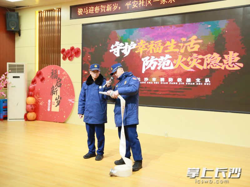 消防宣传员在“社区春晚”现场开展消防知识宣传。 长沙晚报通讯员 王磊 摄