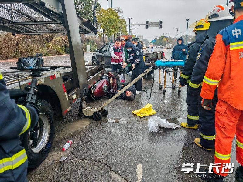 消防和医护人员在救助伤者。 长沙晚报通讯员 王磊 摄 消防和医护人员在救助伤者。 长沙晚报通讯员 王磊 摄