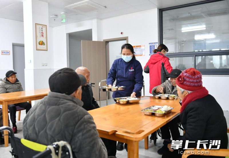中午时分，食堂里烟火气升腾，工作人员将精心烹饪的饭菜端上桌，特意改造的适老化餐桌格外显眼。