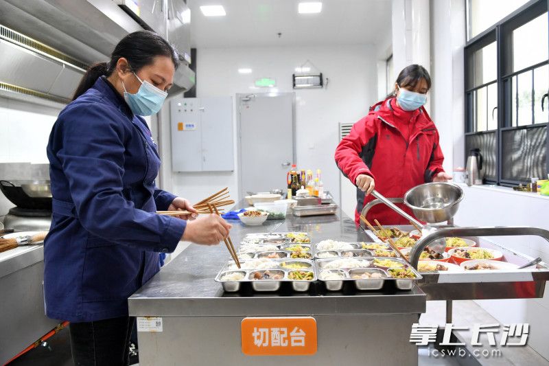 中午时分，食堂里烟火气升腾，工作人员在精心为老人准备饭菜。