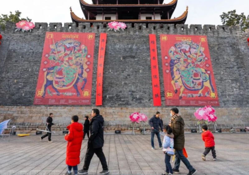 2025年春节，市民游客在悬挂了春联的天心阁城墙下游玩。今年将会再现盛况。邹麟 摄